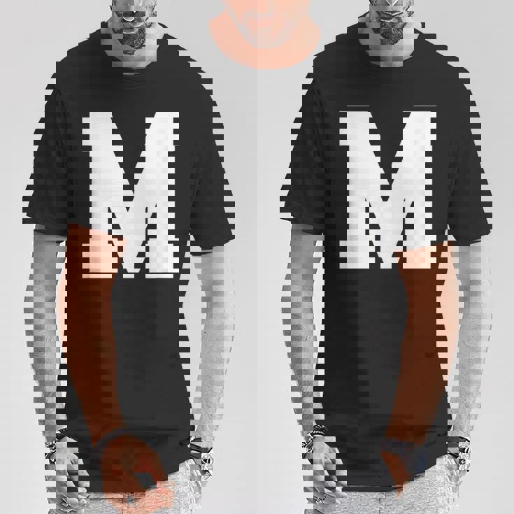 大文字 M アルファベットモノグラム イニシャル Tシャツ 面白い贈り物