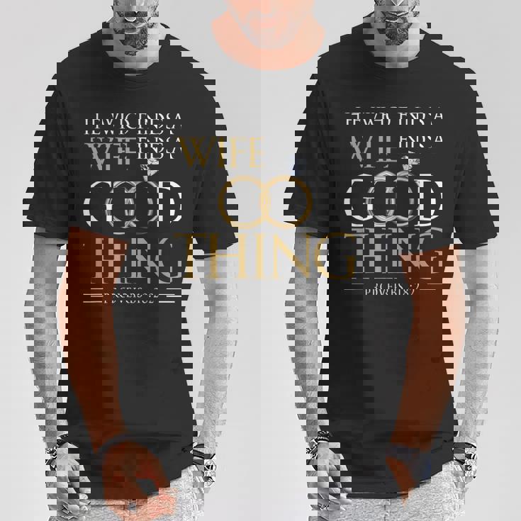 妻を見つけた彼は、良いことを見つける 夫のことわざ 18 22 Tシャツ 面白い贈り物