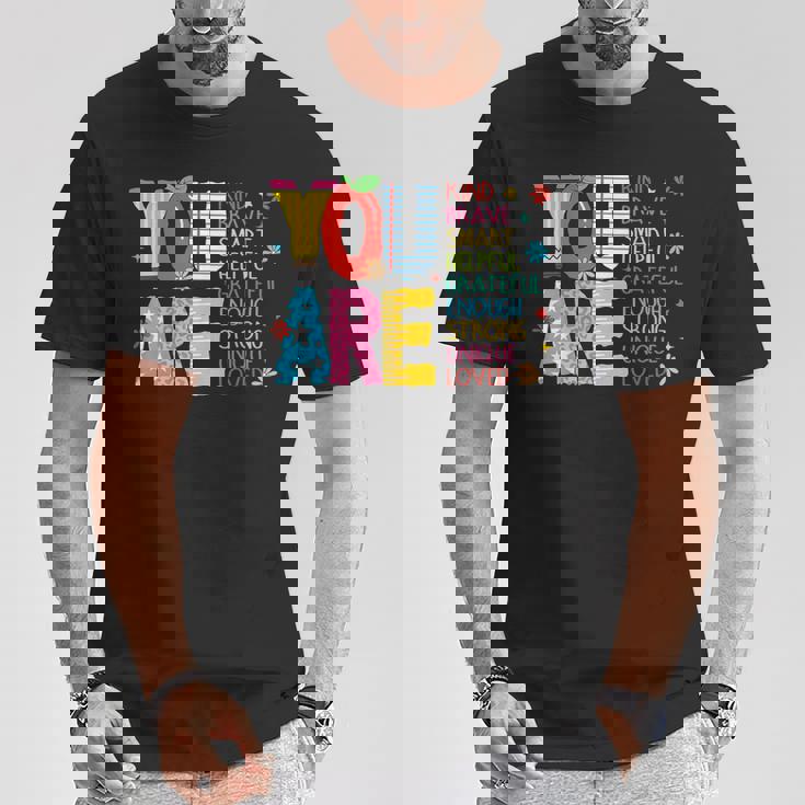 学校の初日に、あなたは素敵で、勇敢で、インスピレーションを与える先生です。 Tシャツ 面白い贈り物