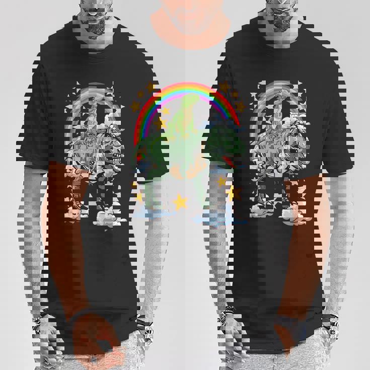 恐竜恐竜に乗る緑のイグアナ Tシャツ 面白い贈り物