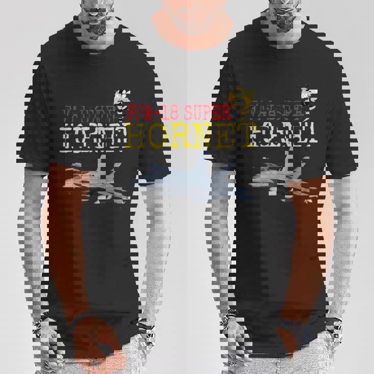 愛国的なアメリカ海軍「FA-18 スーパーホーネット」 In Action。 Tシャツ 面白い贈り物