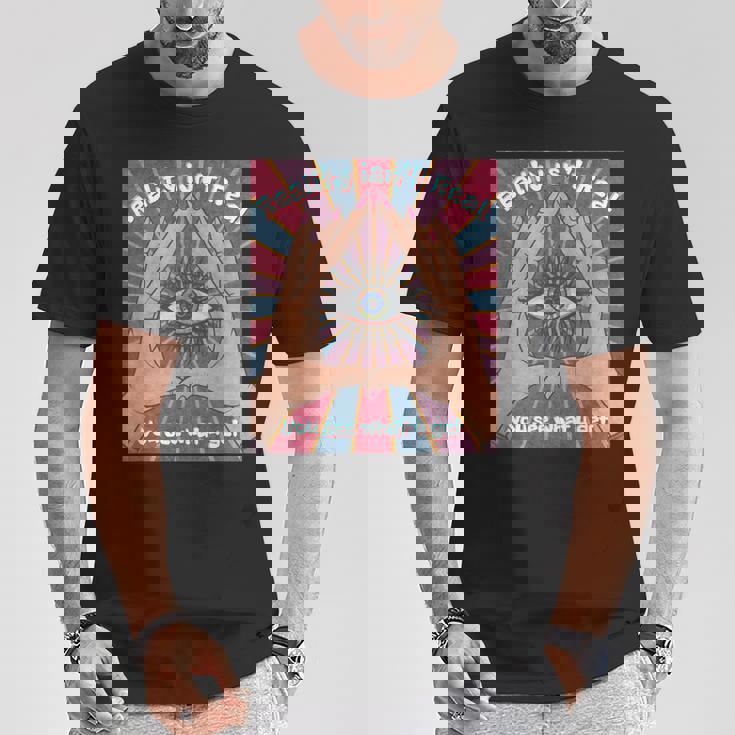 手、三角形、すべてが見える目を持つイルミナティデザイン。 Tシャツ 面白い贈り物