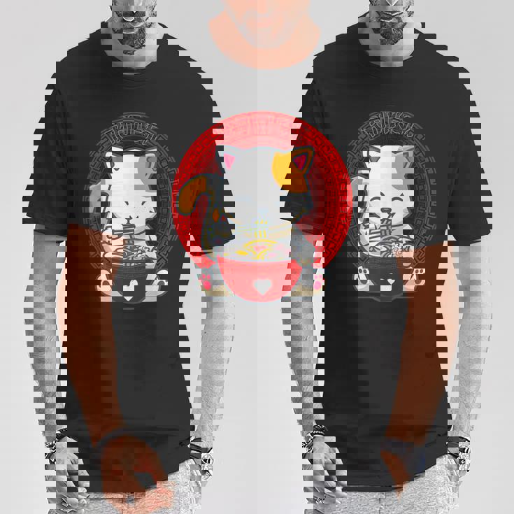 日本のカワイイ アニメ 猫 麺丼 猫 ラーメンを食べる Tシャツ 面白い贈り物