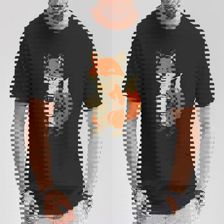 朝のコーヒーを楽しむ居心地の良いキツネ。 Tシャツ 面白い贈り物