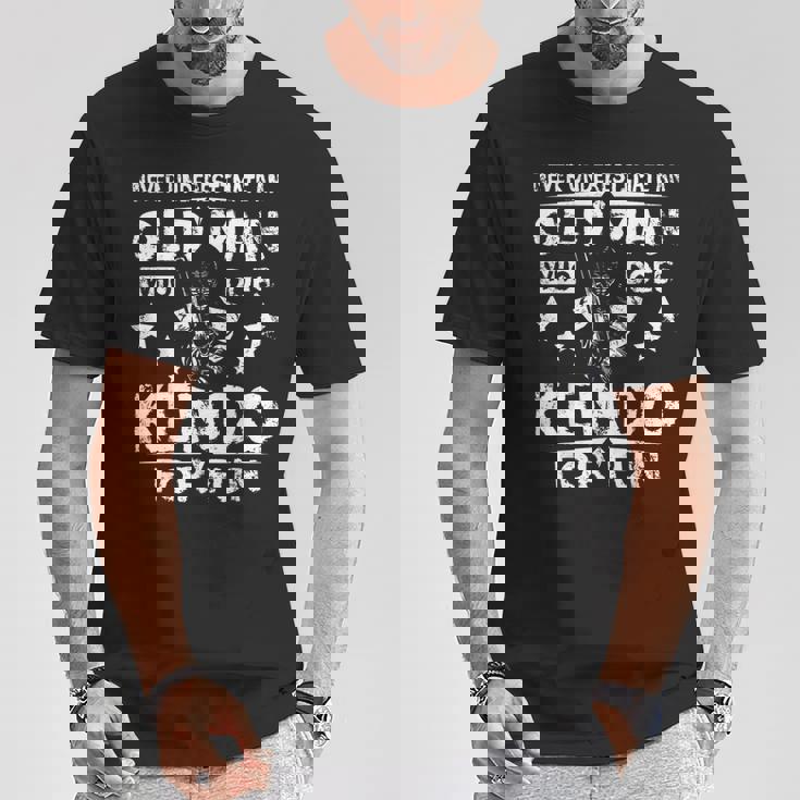 楽しみのために剣道をする老人を決して過小評価しないでください。 Tシャツ 面白い贈り物