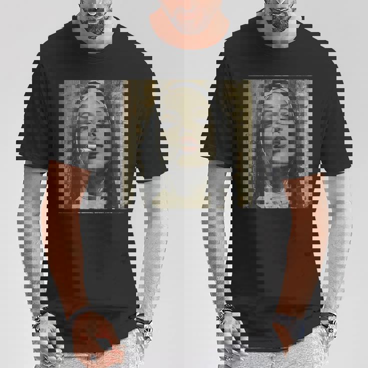 熱い尼僧がタバコを吸う、反抗的な尼僧 Tシャツ 面白い贈り物