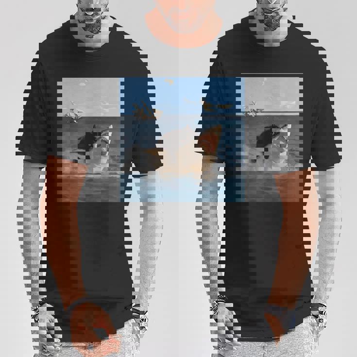 猫を噛むサメの面白いアートと猫好きの面白い猫とサメ。 Tシャツ 面白い贈り物