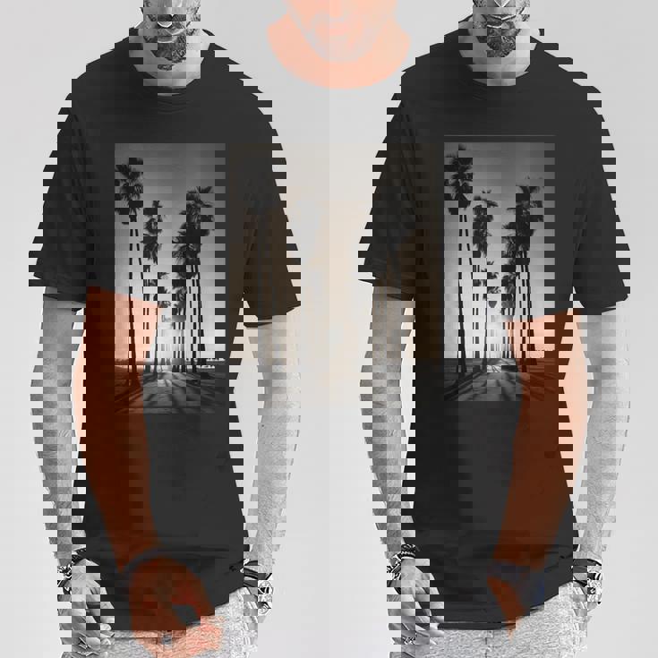 白黒写真 ヤシの木の夕日 ビンテージ写真 Tシャツ 面白い贈り物