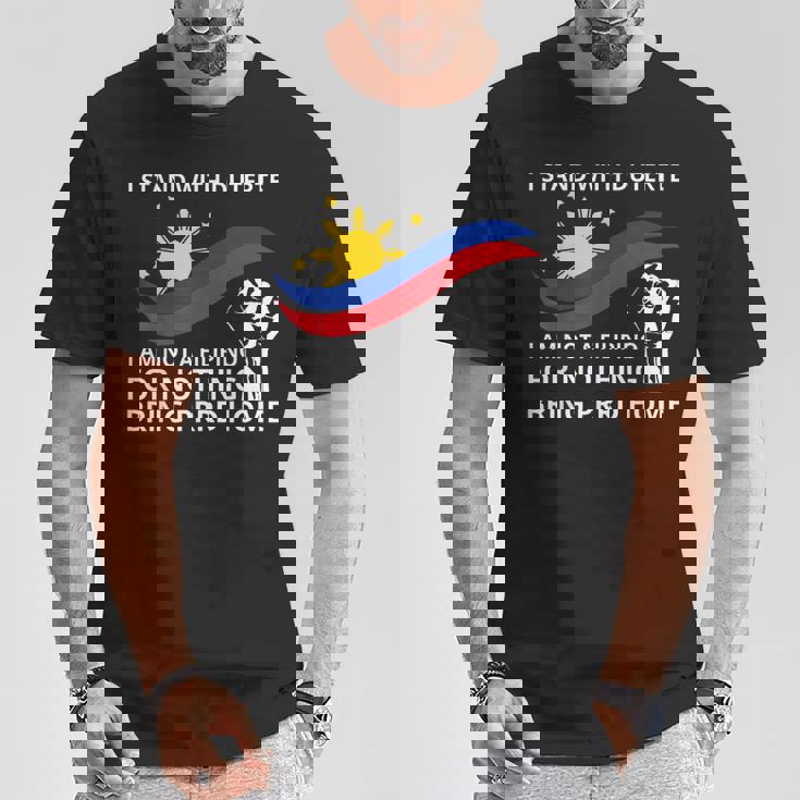 私はドゥテルテのtシャツを着て立っています。私は何の役にも立たないフィリピン人ではありません Tシャツ 面白い贈り物