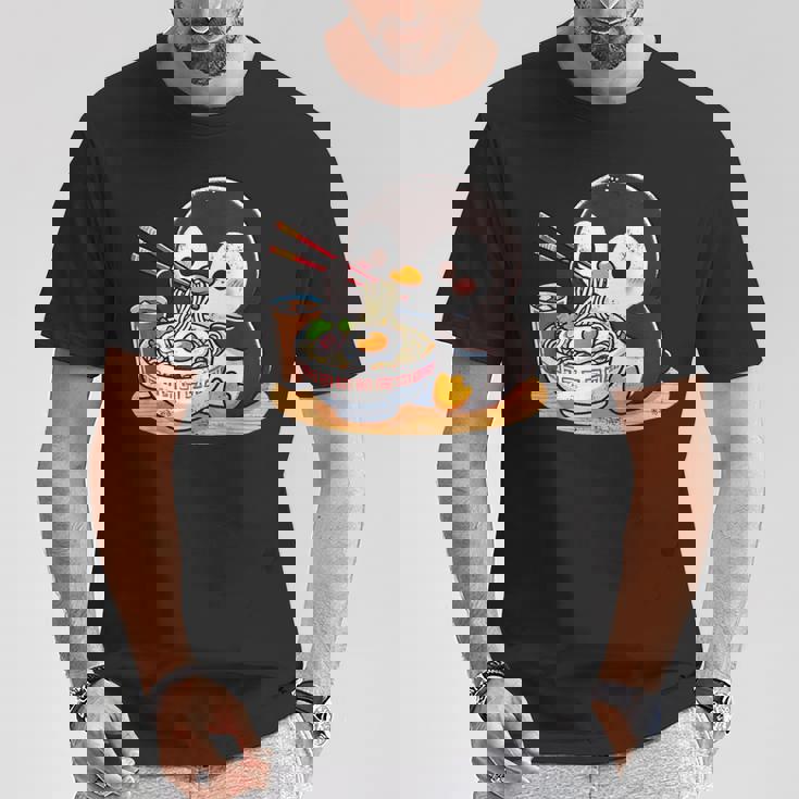 箸でラーメンを食べるかわいいペンギン Tシャツ 面白い贈り物