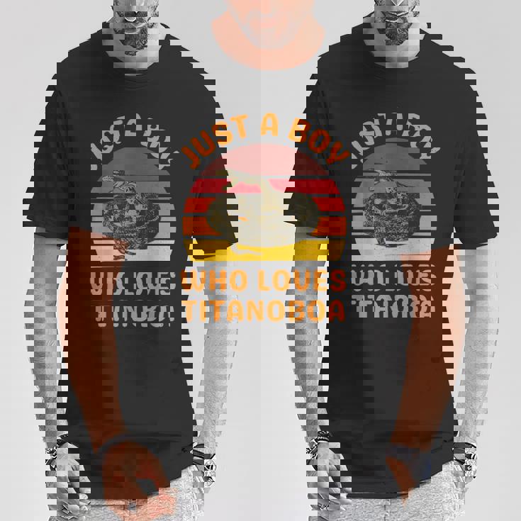 絶滅した大蛇ティタノボアを愛するただの少年 Tシャツ 面白い贈り物