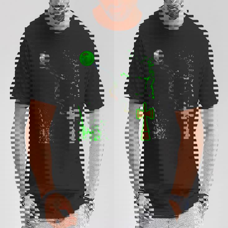 緑のスプレーの木のけん玉を渡ってガラスの球体に煙の波 Tシャツ 面白い贈り物