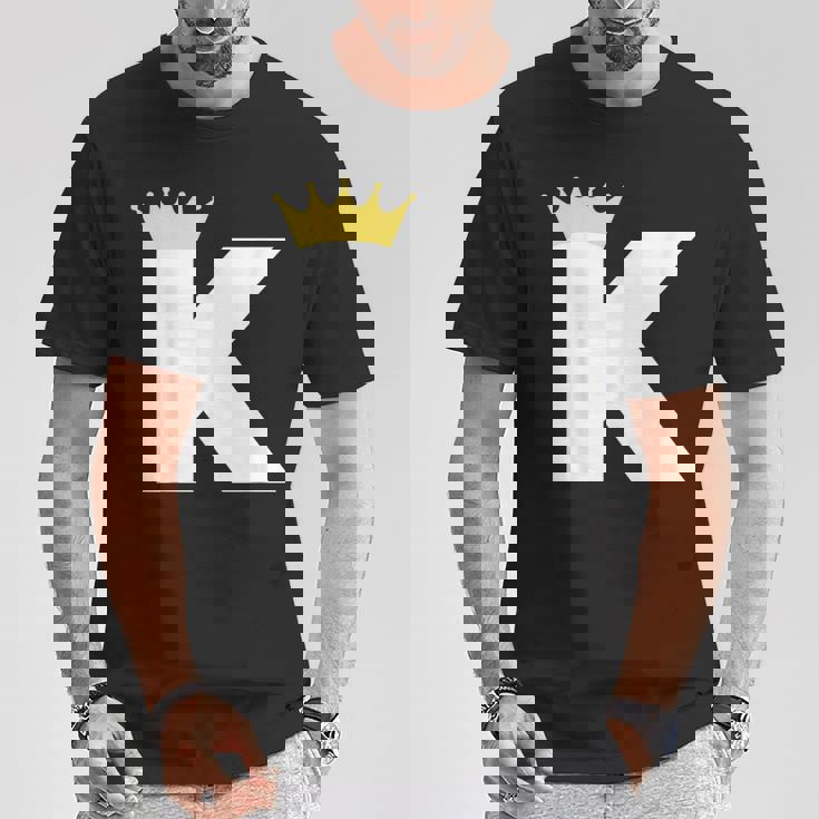 英文字 K 大文字 アルファベット モノグラム イニシャル キング クイーン クラウン Tシャツ 面白い贈り物