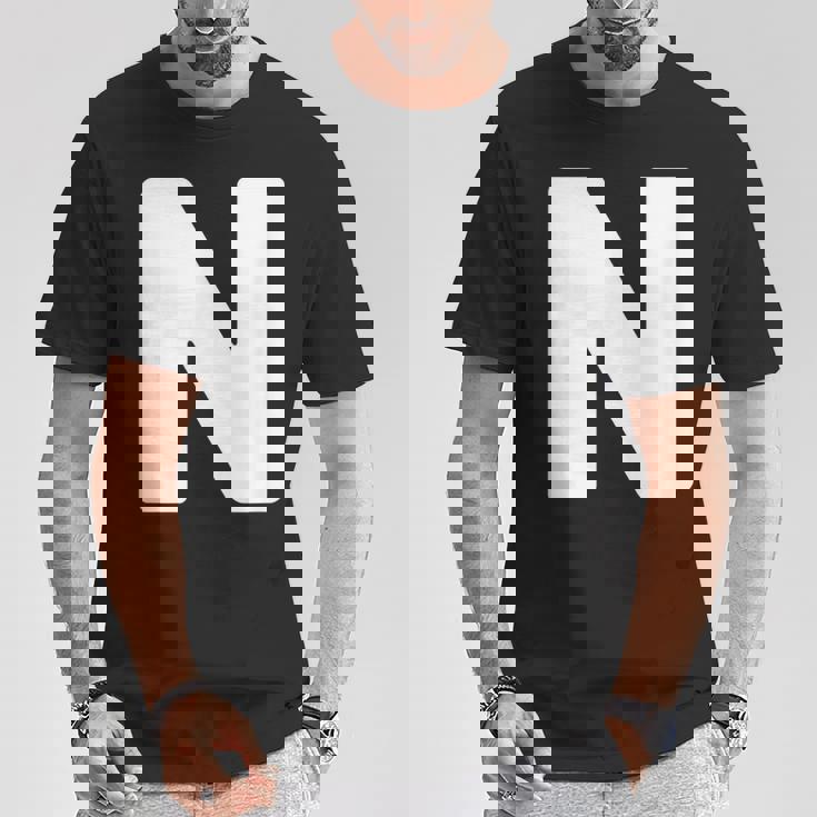 英文字 N 大文字 アルファベット モノグラム イニシャル Tシャツ 面白い贈り物