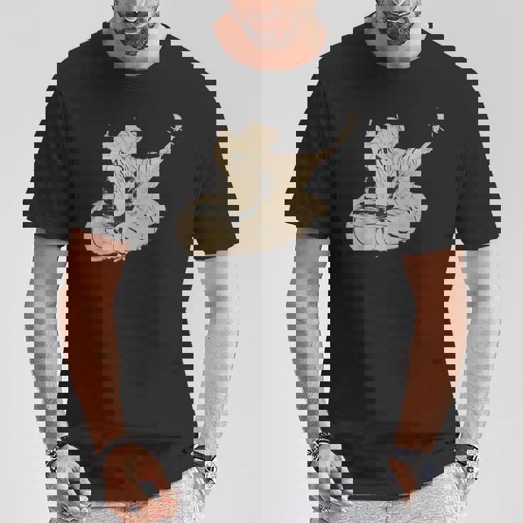 葛飾北斎作 三味線と座る女 Tシャツ 面白い贈り物