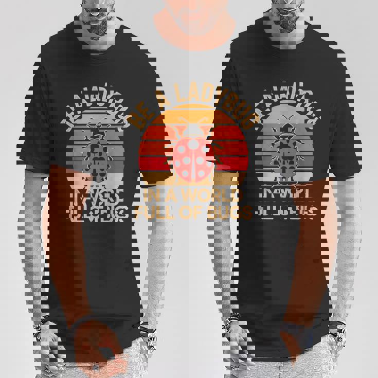 虫だらけの世界でてんとう虫になろう レトロなてんとう虫 Tシャツ 面白い贈り物