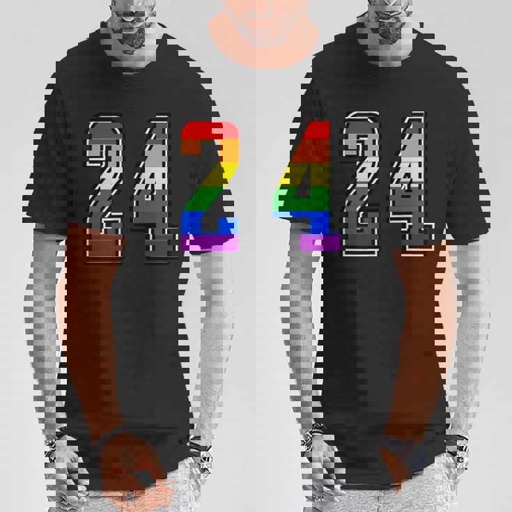 虹 24チーム短期大学スポーツレインボーカラー番号制ユニフォーム Tシャツ 面白い贈り物