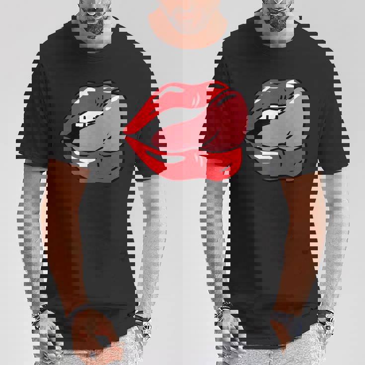 赤い唇を舐めるロックンロールグラフィック。 Tシャツ 面白い贈り物