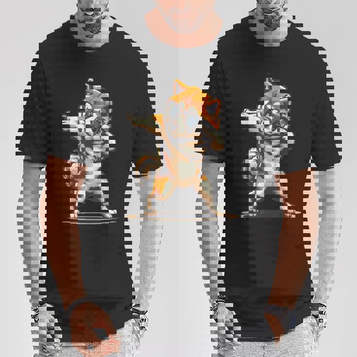 軽く叩く秋田犬 踊る軽く叩く犬 Tシャツ 面白い贈り物