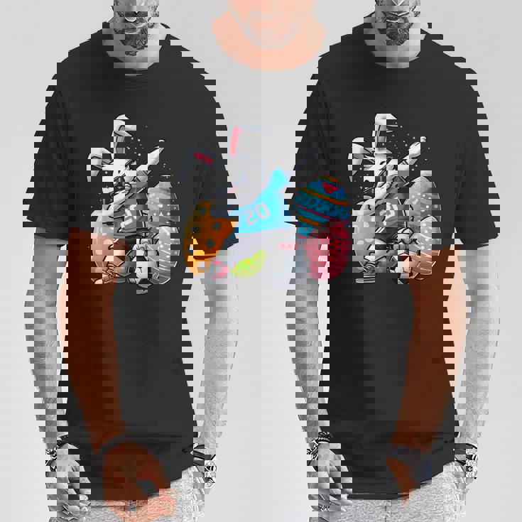 面白いイースターバニーとサッカーボールで軽くたたくイースターバニー。 Tシャツ 面白い贈り物