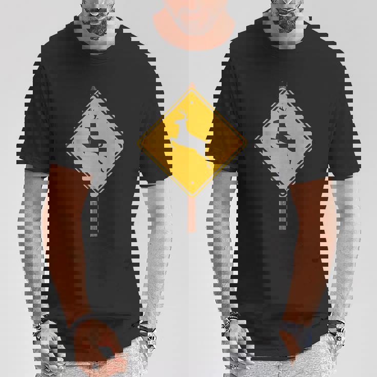 鹿を渡る道路標識コスチューム Tシャツ 面白い贈り物