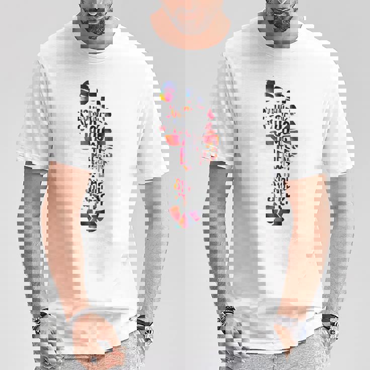 1000マイルの旅は一歩で始まる。 Tシャツ 面白い贈り物