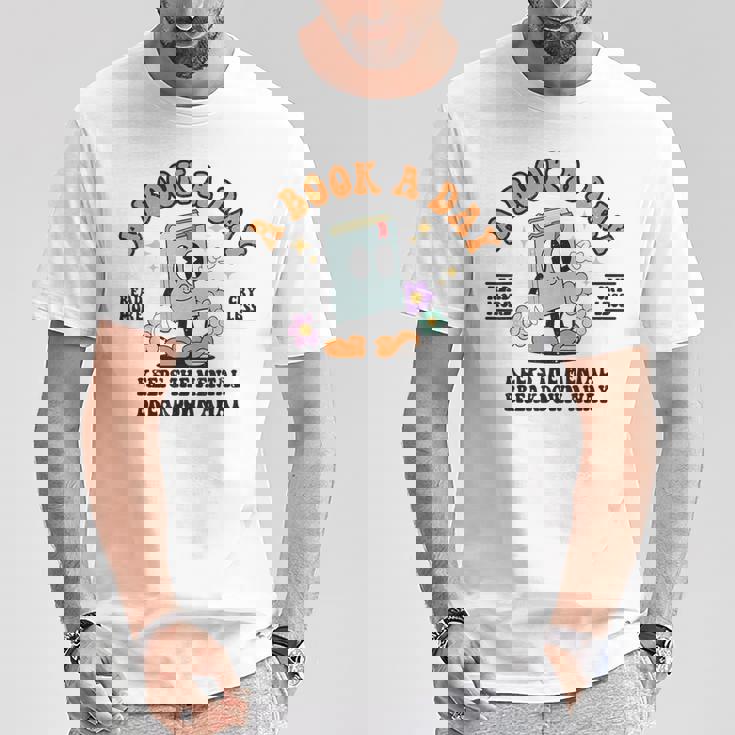A Book A Day Keep The Mental Breakdown Away Book Lovers Tシャツ 面白い贈り物