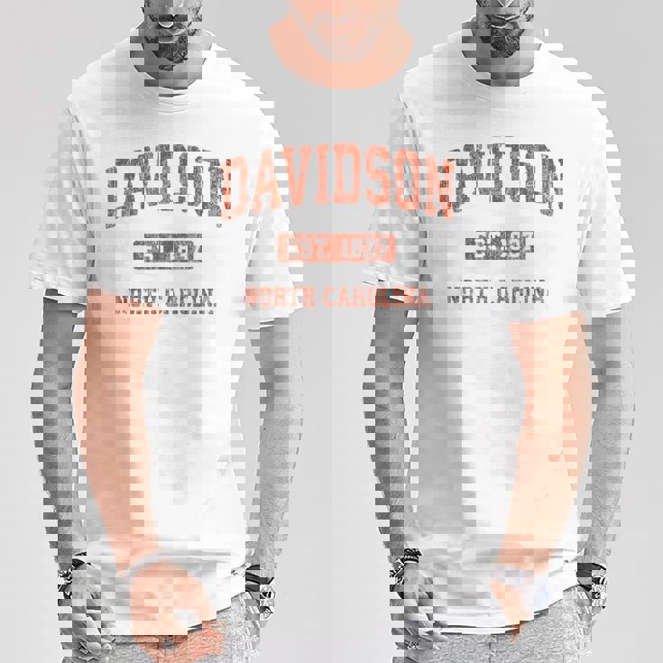 Davidson ノースカロライナ Nc ビンテージ アスレチック スポーツデザイン Tシャツ 面白い贈り物