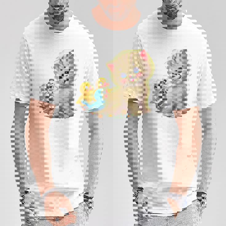 Kitten With Happy Little Birds Tシャツ 面白い贈り物