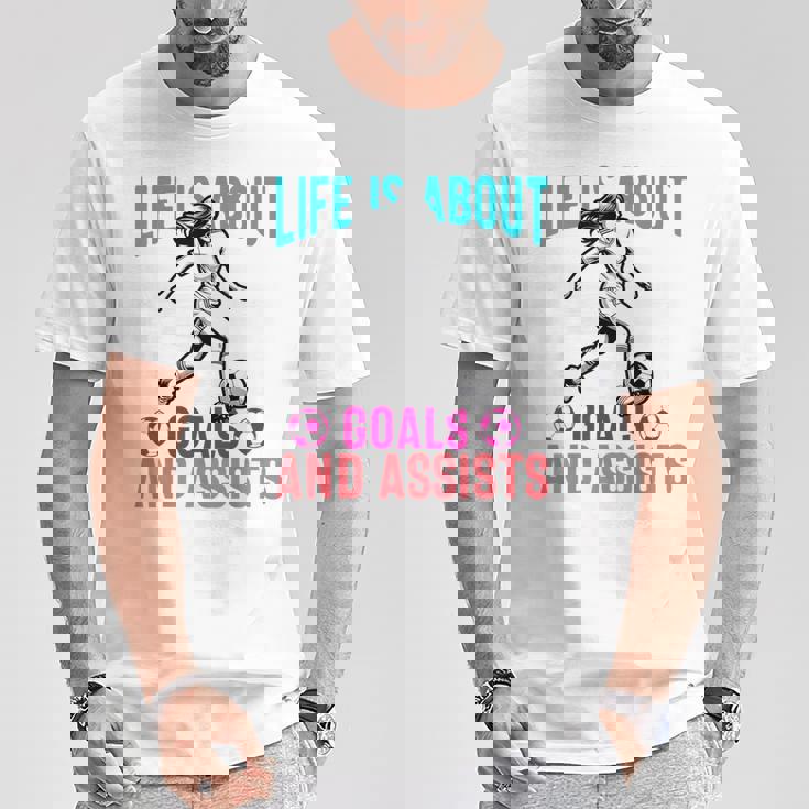 Life's About Goals And Assists サッカー 面白いサッカー選手 Tシャツ 面白い贈り物