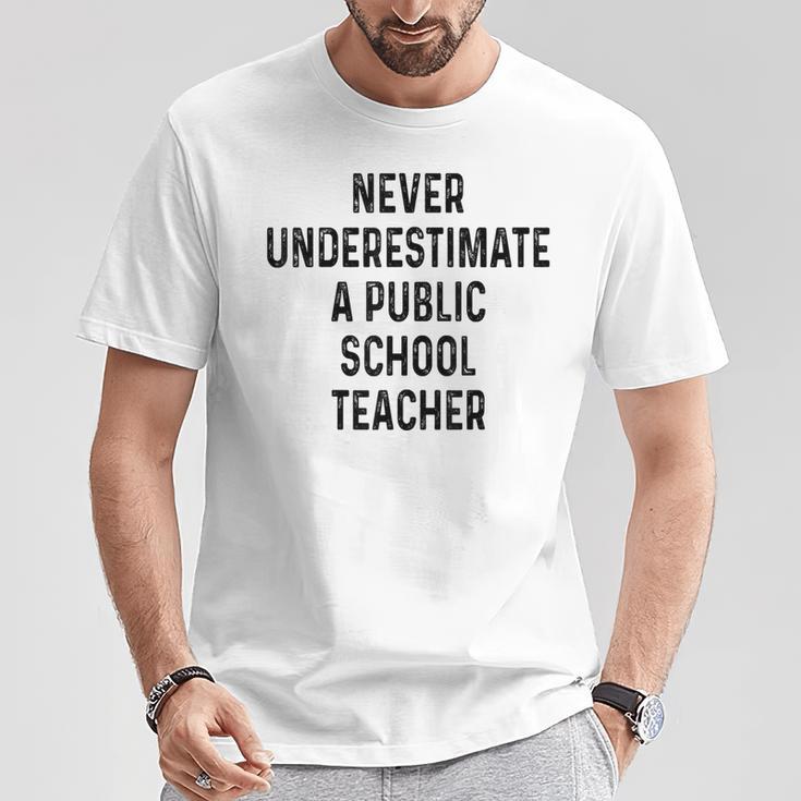 Never Underestimate A Publicchool Teacher Motivational Tシャツ 面白い贈り物
