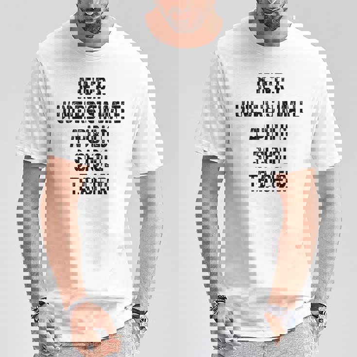 Never Underestimate A Publicchool Teacher Motivational Tシャツ 面白い贈り物