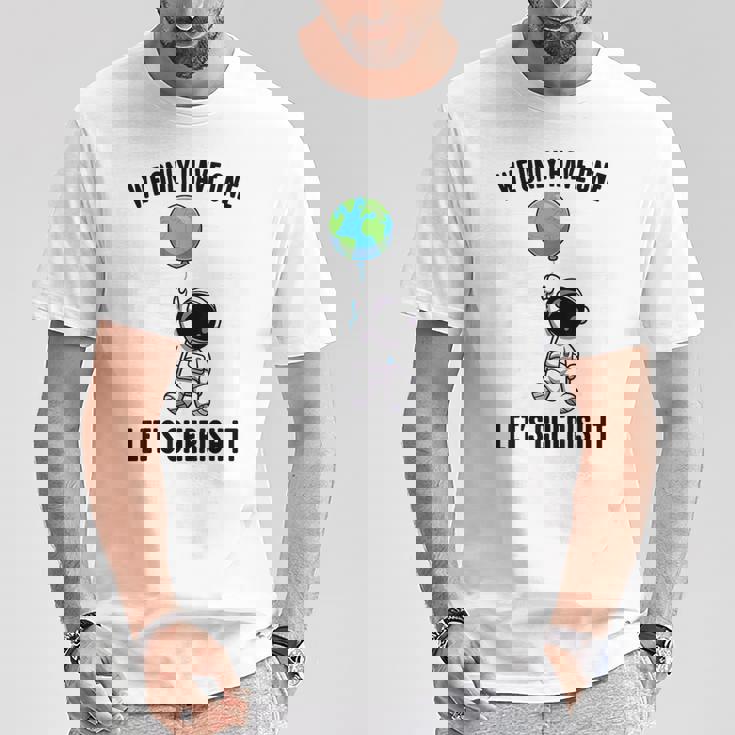 Planets We Only Have One Let's Cherish It 宇宙飛行士 Tシャツ 面白い贈り物