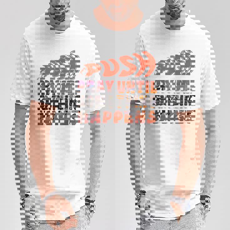 Pray Untilomething Happens インスピレーショナル クリスチャン Tシャツ 面白い贈り物