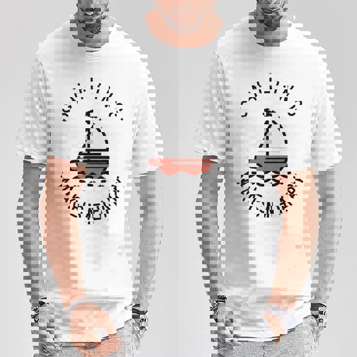 Sailing Makes Me Happy レッド ヨット Tシャツ 面白い贈り物