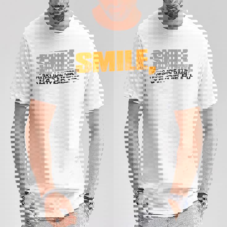 Smile It Makes People Wonder What You're Up To Tシャツ 面白い贈り物