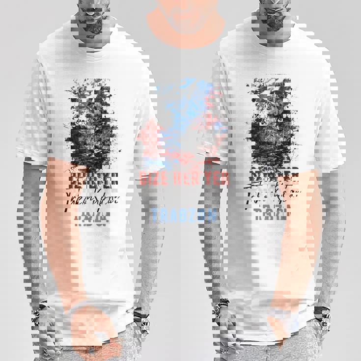 Trabzon 61 Bize Her Yer Trabzon ホワイトエディション Tシャツ 面白い贈り物