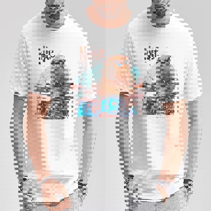 おかしなカピバラがドラムを奏でる Tシャツ 面白い贈り物