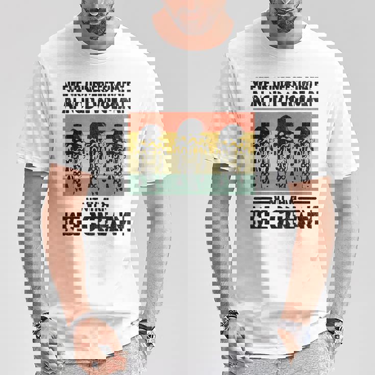 アイスクリームを持った老婆を決して過小評価しない Tシャツ 面白い贈り物