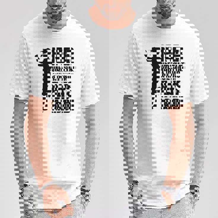 カヴァディを演じる少女を決して過小評価しない Tシャツ 面白い贈り物