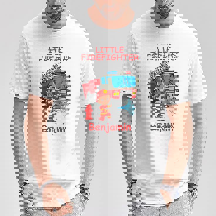 キッズ 消防署の消防車 小さな消防士ベンジャミン Tシャツ 面白い贈り物