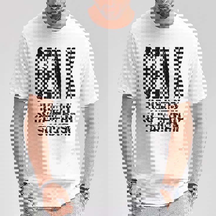 コーヒーと皮肉なユーモアに刺激された面白いジェネレーションx Gen X Tシャツ 面白い贈り物