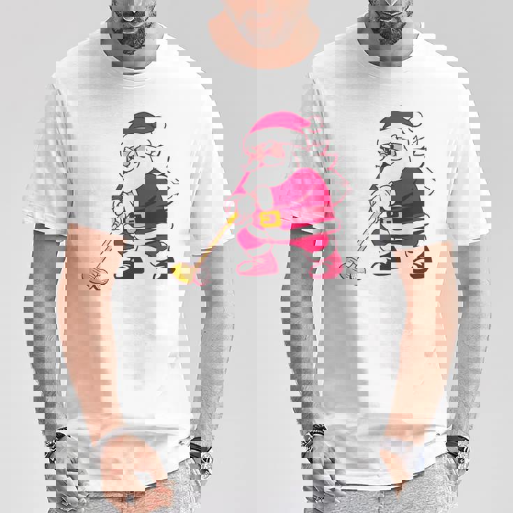 ゴルフをする面白い醜いクリスマスサンタ。 Tシャツ 面白い贈り物