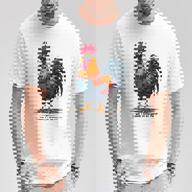 サングラスをかけた姿勢のクールな雄鶏。 Tシャツ 面白い贈り物