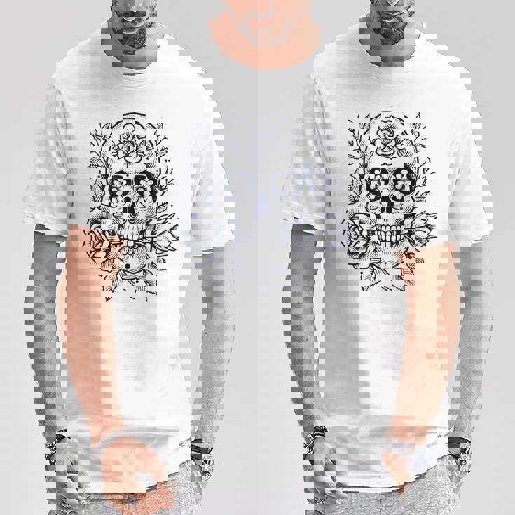 スカルと花の伝統的なタトゥースタイル Tシャツ 面白い贈り物
