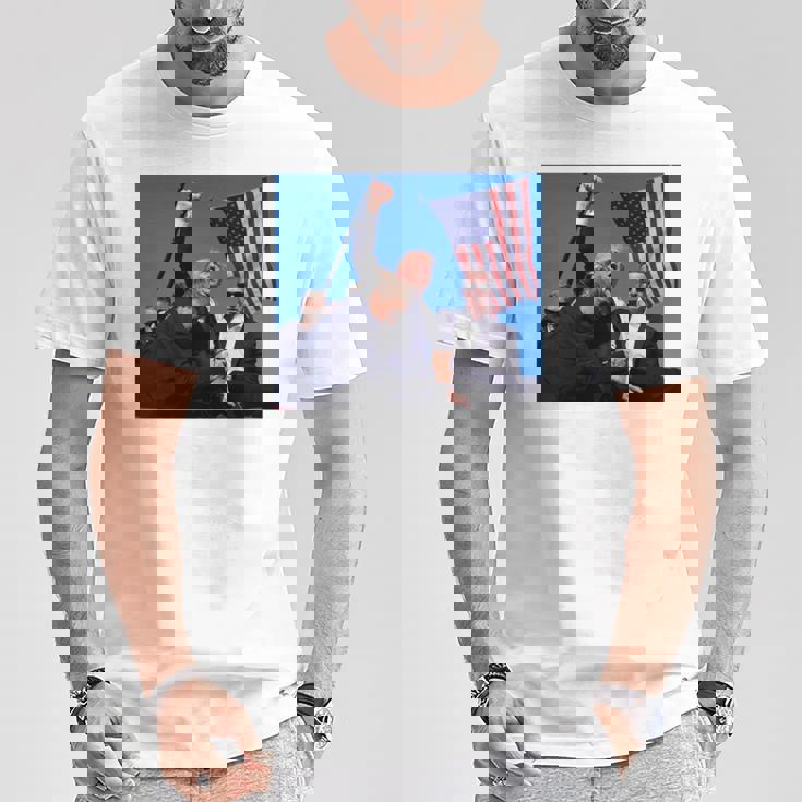 トランプ大統領のために祈り、決して降伏しない、神の祝福トランプ。 長袖tシャツ Tシャツ 面白い贈り物