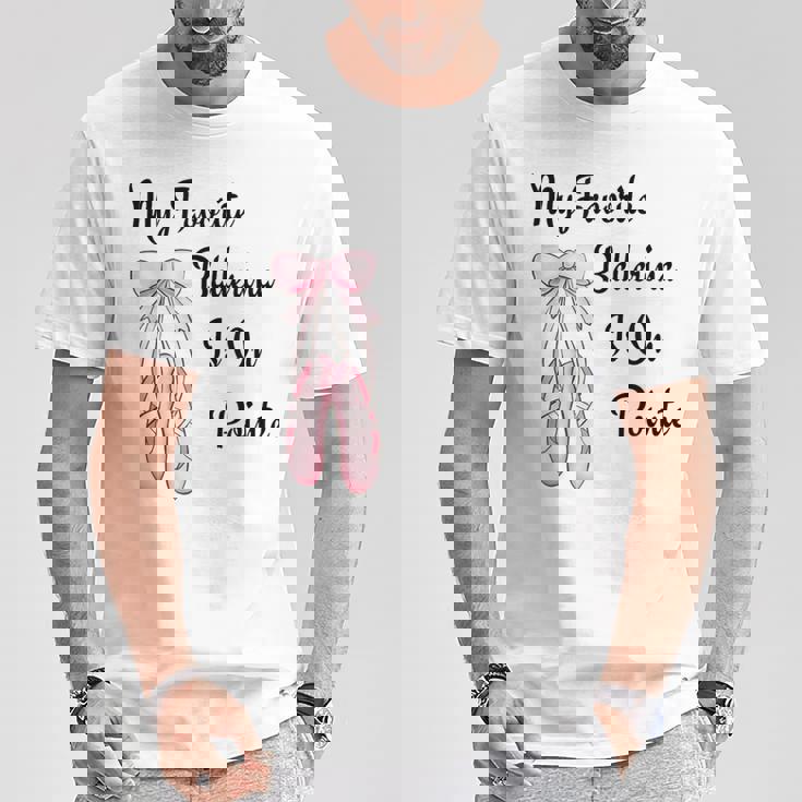 バレエバレリーナダンス My Favorite Ballerina Is On Pointe Tシャツ 面白い贈り物