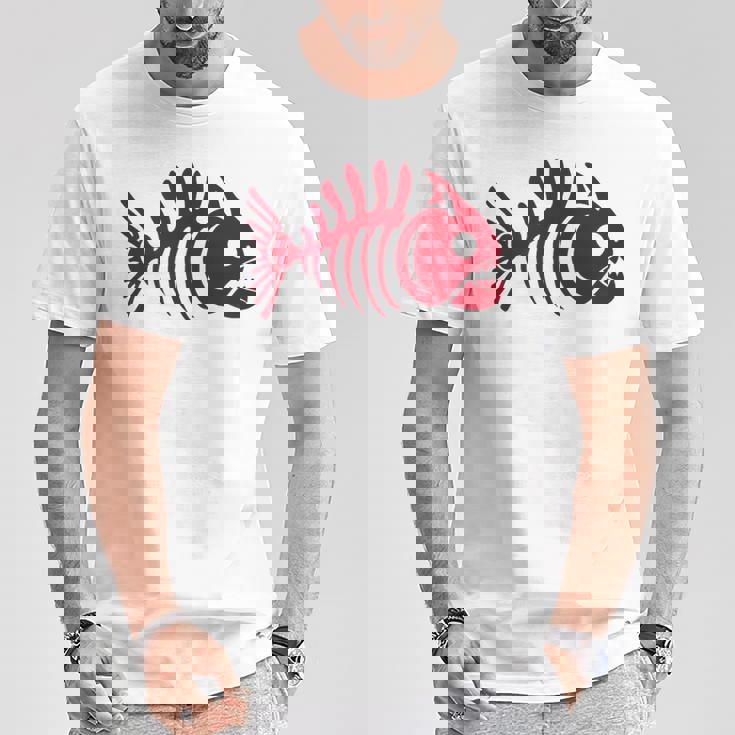 ピラニアスケルトン。魚の頭蓋骨と骨の様式化されたデザイン。 Tシャツ 面白い贈り物