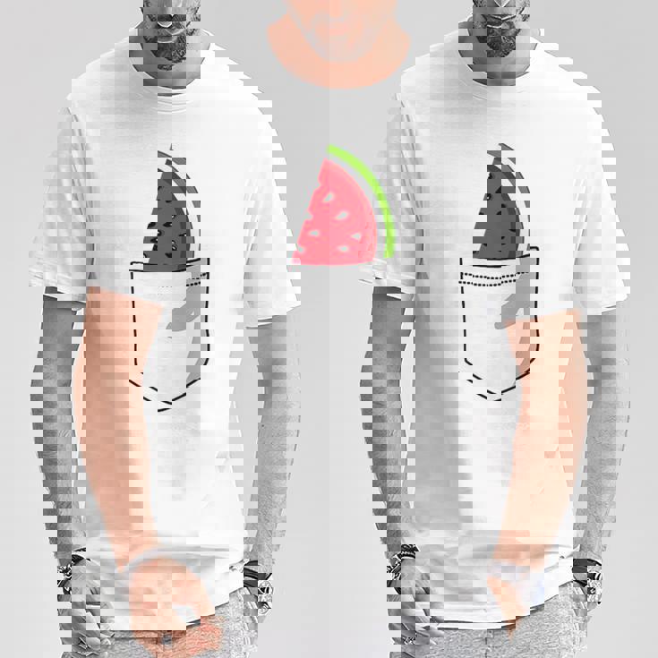 ポケットに入ったスイカのポケットプリントの面白いスイカ。 Tシャツ 面白い贈り物