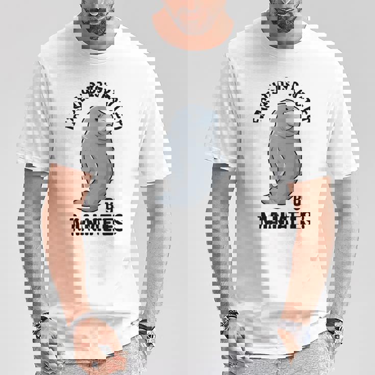 マナティーに気を取られる かわいい 海の動物 マナティー Tシャツ 面白い贈り物